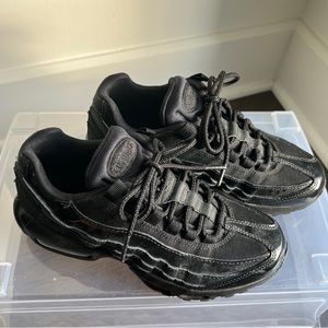 Nike Air Max Women’s Sneakers All black with shine Super Cleaned ✨ size US 6.5